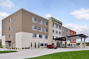 Holiday Inn Express & Suites Kansas City - Lee's Summit by IHG