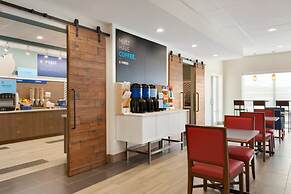 Holiday Inn Express and Suites-Cincinnati NE - Red Bank Road by IHG