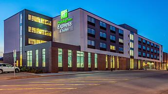 Holiday Inn Express and Suites-Platteville, an IHG Hotel