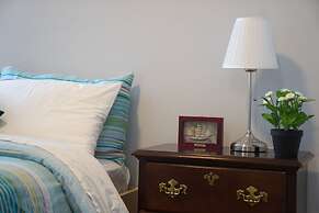 Applewood Suites - 4 BDRM King West