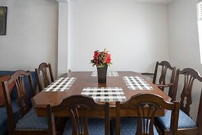 Applewood Suites - 4 BDRM King West