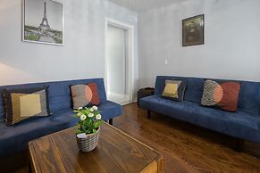 Applewood Suites - 4 BDRM King West