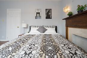 Applewood Suites - 4 BDRM King West