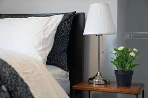 Applewood Suites - 4 BDRM King West