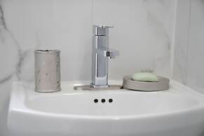 Applewood Suites - 4 BDRM King West