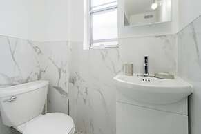 Applewood Suites - 4 BDRM King West