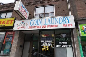 Applewood Suites - 4 BDRM King West