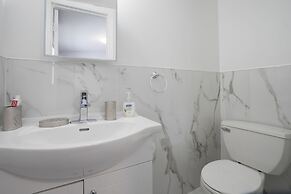 Applewood Suites - 4 BDRM King West