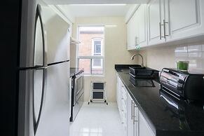 Applewood Suites - 4 BDRM King West