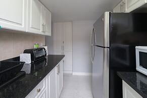 Applewood Suites - 4 BDRM King West