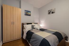 Applewood Suites - 4 BDRM King West