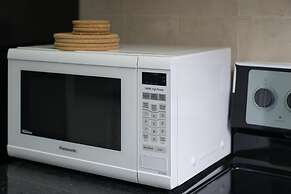 Applewood Suites - 4 BDRM King West