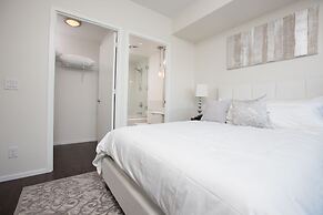 Applewood Suites - 2 BDRM King & Spadina