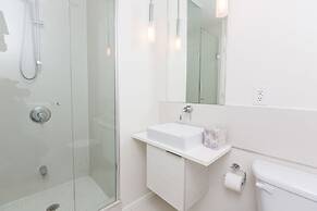 Applewood Suites - 2 BDRM King & Spadina