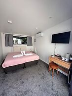 The Flaming Kiwi Backpackers