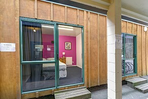 The Flaming Kiwi Backpackers