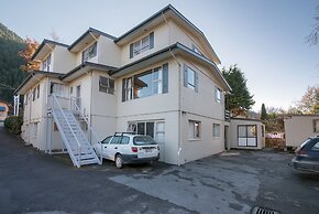 The Flaming Kiwi Backpackers