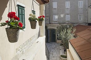 Aspalathos Residence