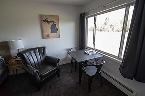 Three Lakes Motel