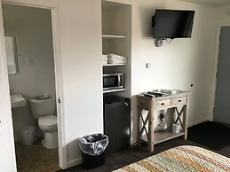 Three Lakes Motel