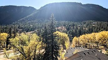 The Green Mountain Falls Lodge