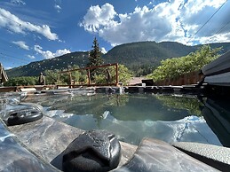 The Green Mountain Falls Lodge