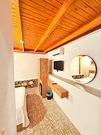 Ados Hotel