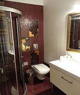 Artist's Villa Red Rose