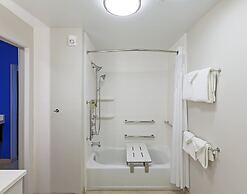 Holiday Inn Express & Suites Tulsa South - Woodland Hills by IHG