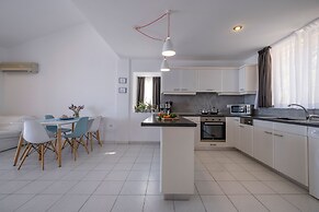 Meli Apartments & Villas