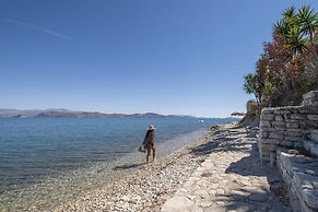 Meli Apartments & Villas