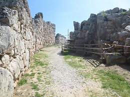 Meli Apartments & Villas