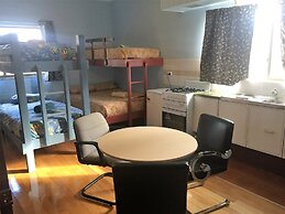 Snow Gate Motel and Apartments