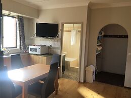 Snow Gate Motel and Apartments