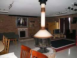 Snow Gate Motel and Apartments