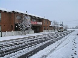 Snow Gate Motel and Apartments