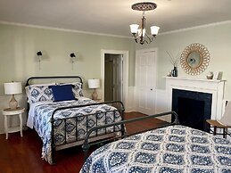 Valcour Inn & Boathouse