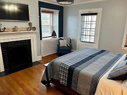 Valcour Inn & Boathouse