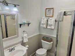 Valcour Inn & Boathouse