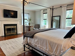 Valcour Inn & Boathouse