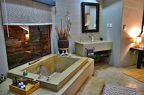 Foxy Crocodile Bush Lodge & Kruger Safari's - No Loadshedding