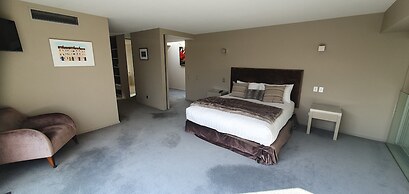 Lakeshore Springs Apartments