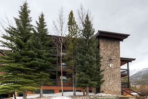 Mountainside Condominiums by CRMR
