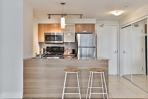 Bright Sub-Penthouse on Bay St