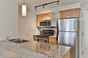 Bright Sub-Penthouse on Bay St