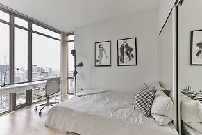 Bright Sub-Penthouse on Bay St
