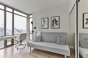 Bright Sub-Penthouse on Bay St