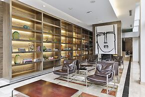 Bright Sub-Penthouse on Bay St