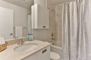 Bright Sub-Penthouse on Bay St