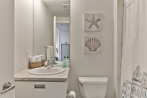 Bright Sub-Penthouse on Bay St